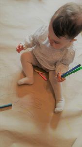 Victoria coloreando con esta idea barata para entretener a tus hijos