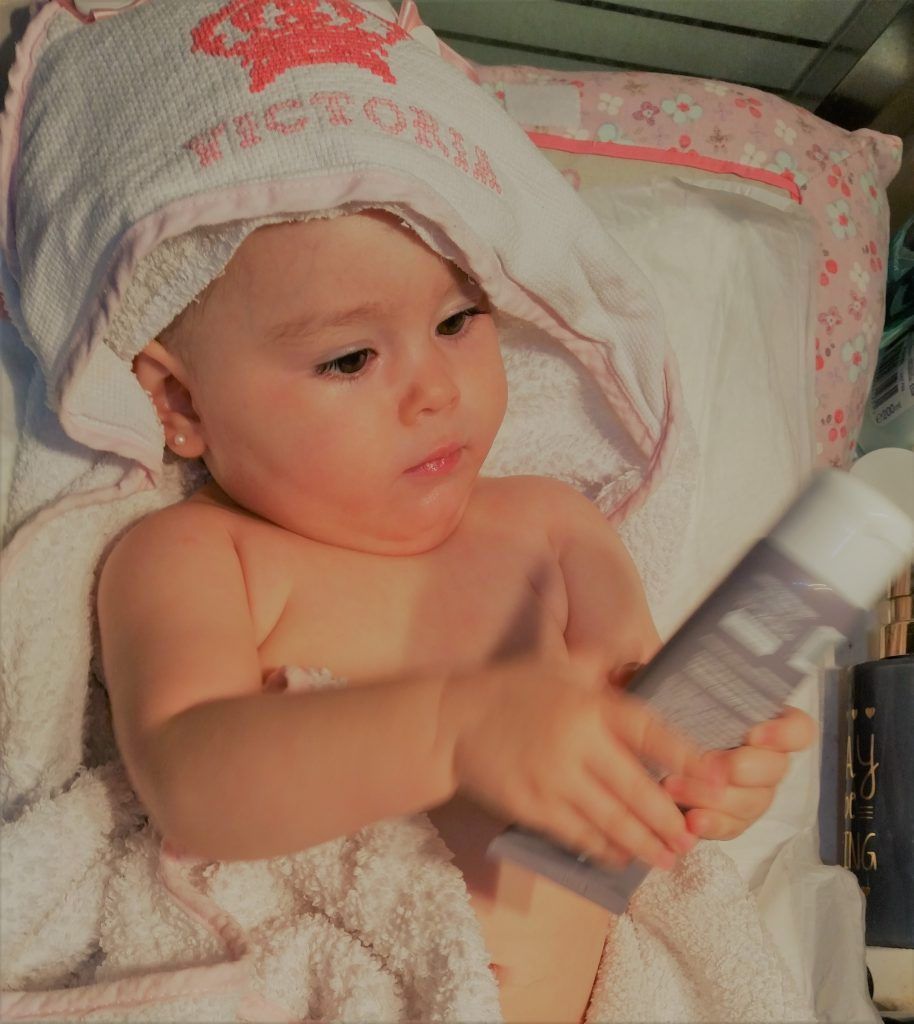 Victoria analizando su crema del culete