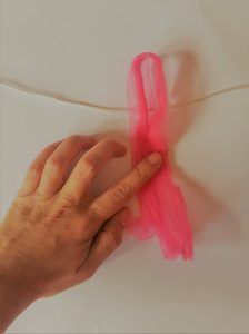 Tira de tul doblada por la mitad