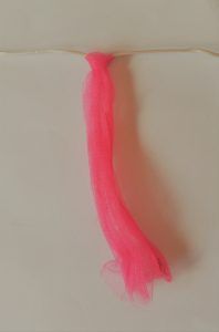 Tul enlazado en la cinta elástica