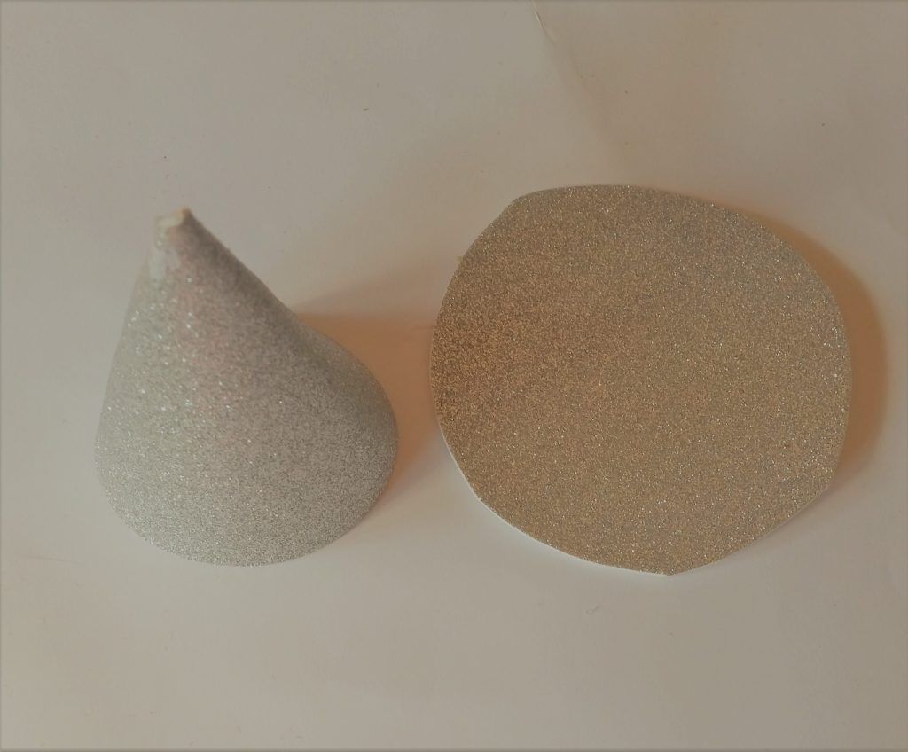 Cono y círculo hechos con el patrón