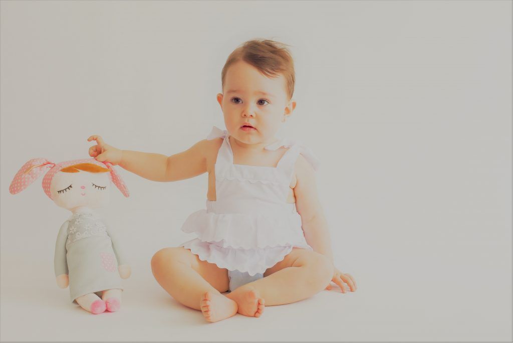 Victoria de blanco con su conejita