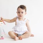 De blanco con su peluche