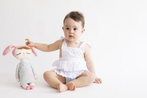 De blanco con su peluche