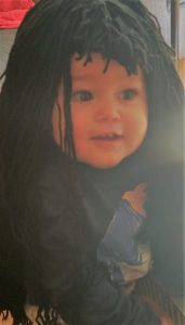 Victoria probándose su peluca