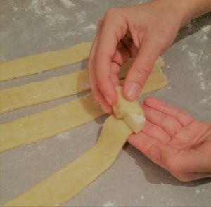 Enrollado de la masa en el queso