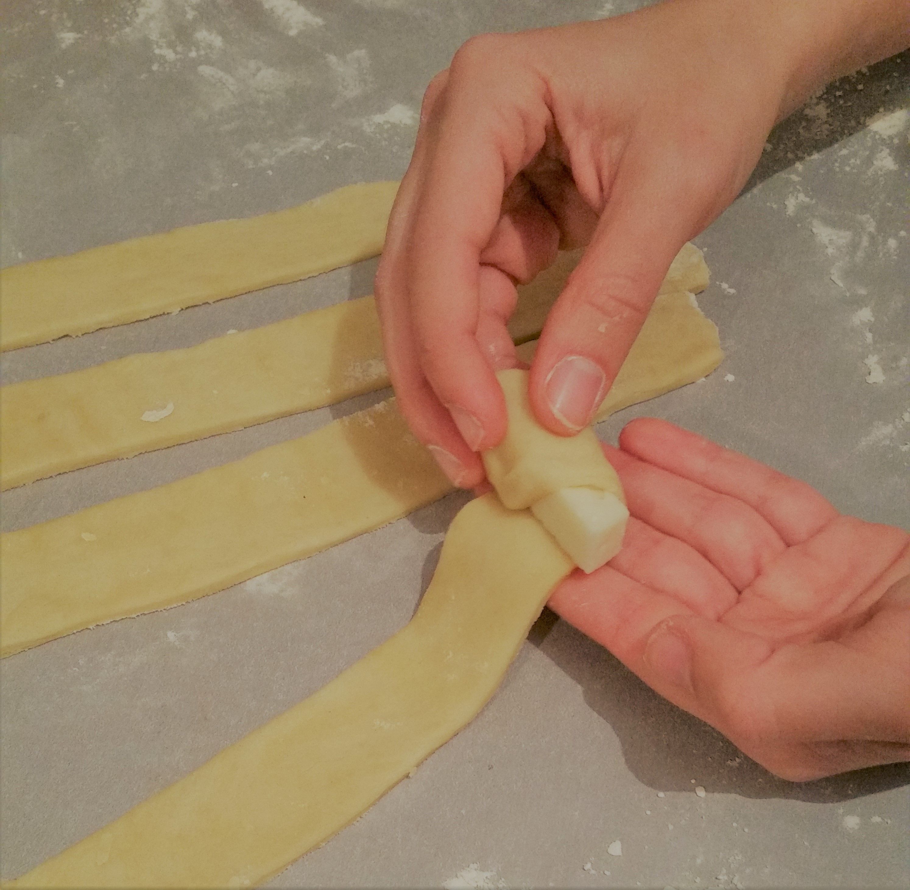 Enrollado de la masa en el queso