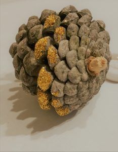 Piña decorada de dorado