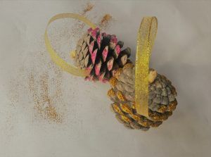 Piñas decoradas y con cinta