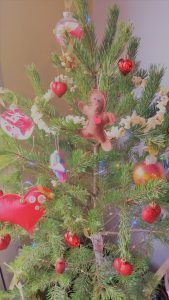 Árbol listo con adornos DIY y low-cost