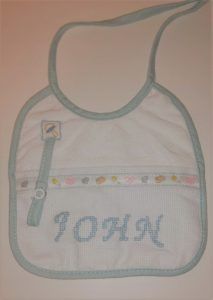 Babero personalizado en punto de cruz (Según dosponibilidad)