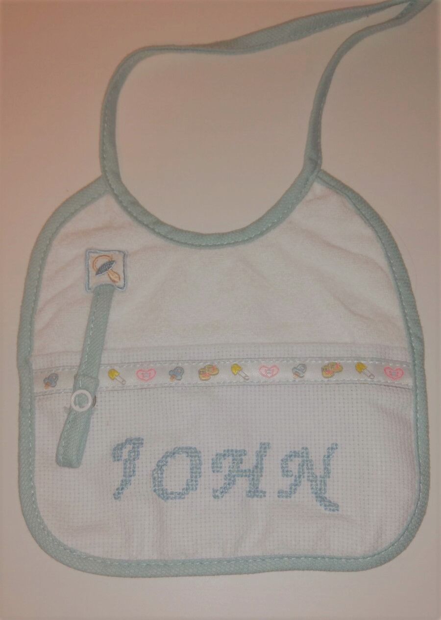 Babero personalizado en punto de cruz (Según dosponibilidad)