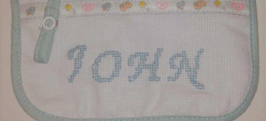 Babero bordado en punto de cruz por mamá low-cost