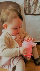 Victoria examinando la taza