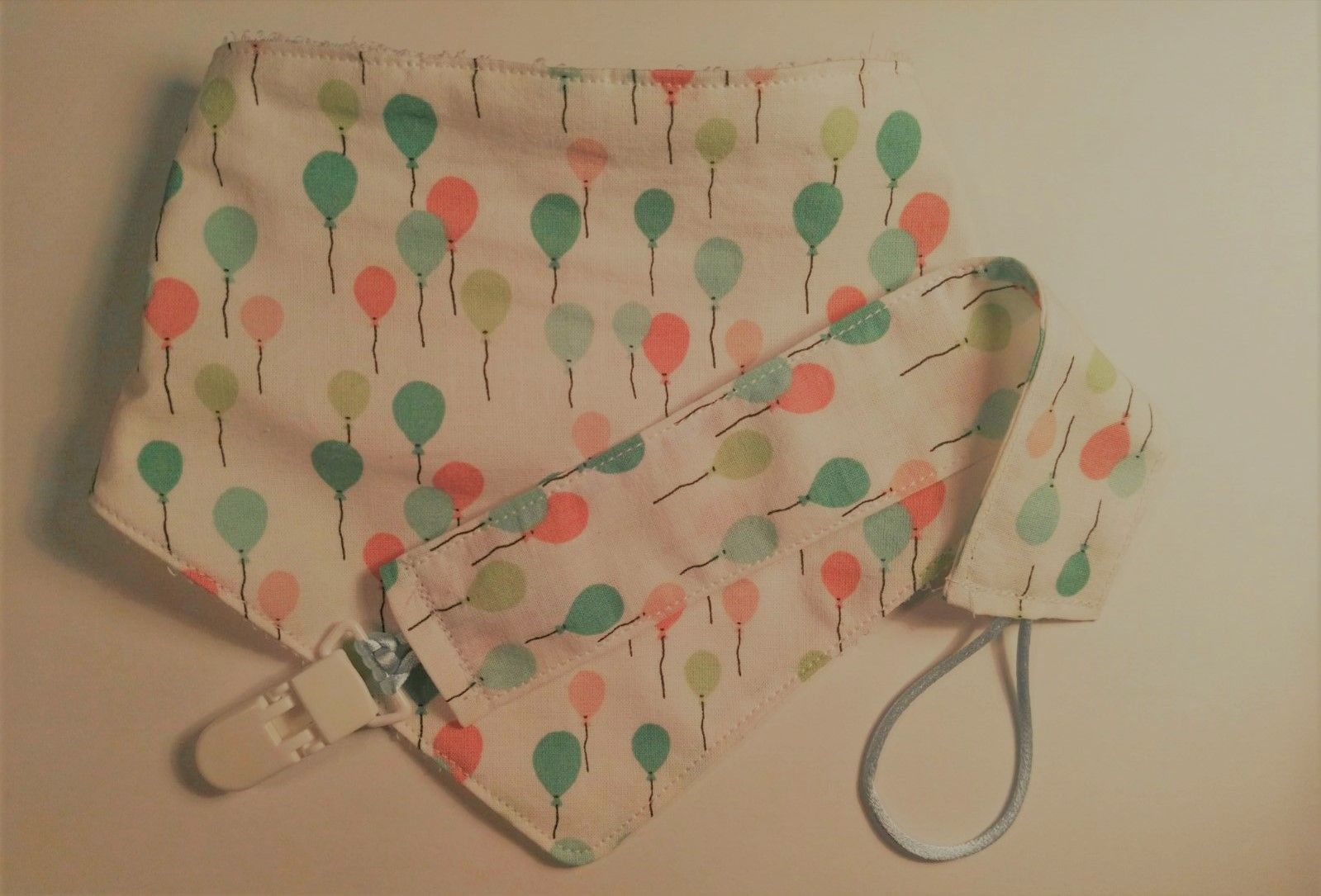 Babero y chupetero (El tallercito de Gabriela)