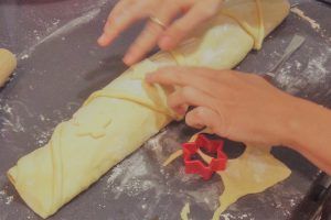 Adornando el pan de jamón