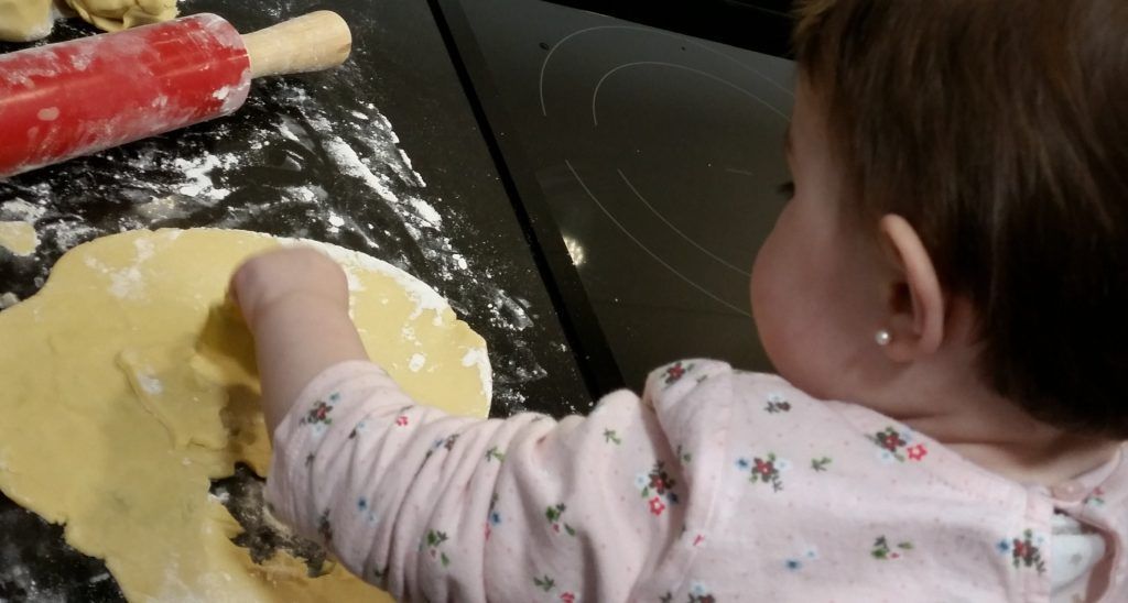 Victoria cortando galletas