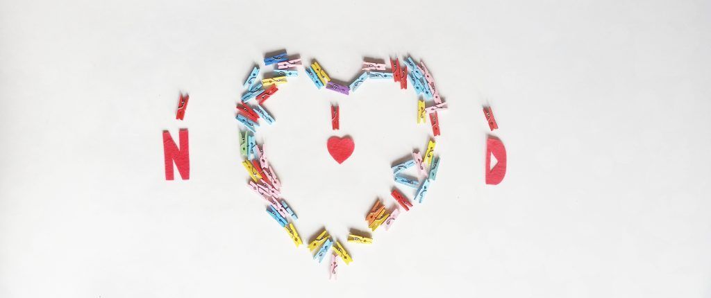 Corazón de pinzas DIY