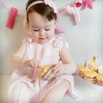 No quiso llenarse de crema, comía con el dedito