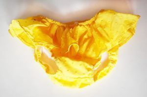 Cubrepañal con volantes amarillo