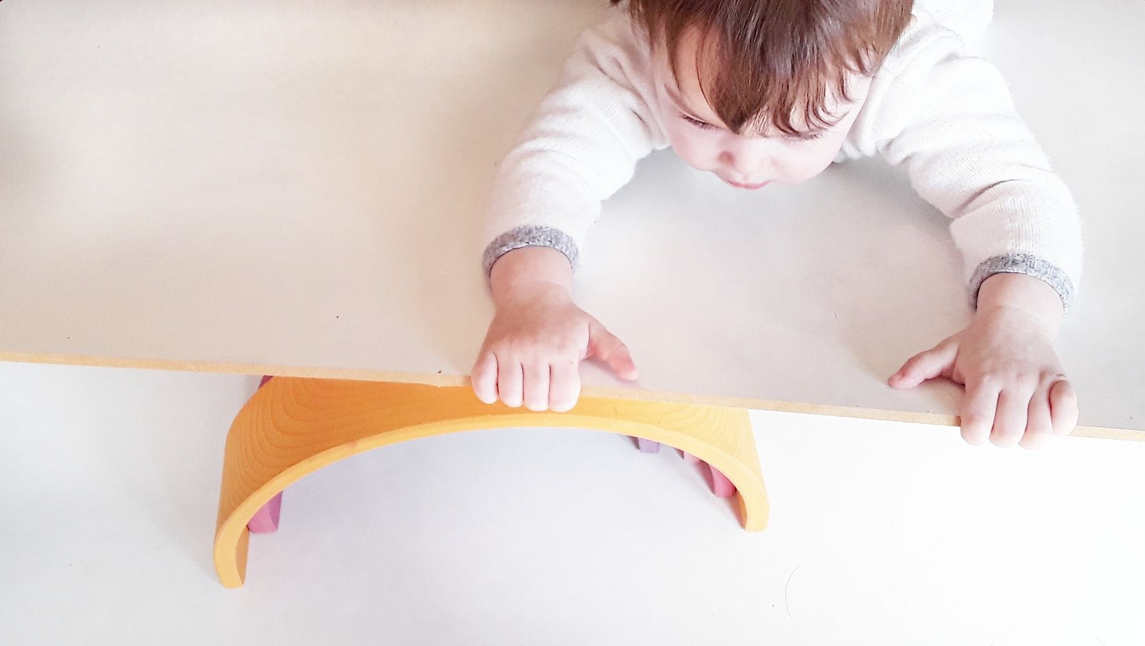 Victoria inventando un tobogán