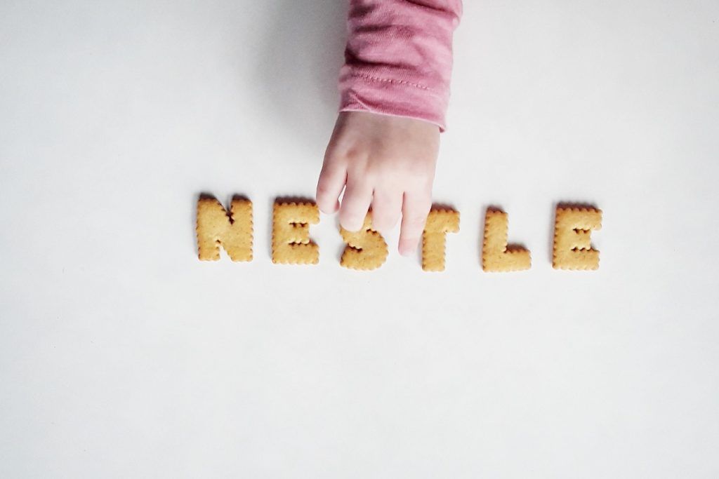 Victoria robando letra de galleta