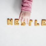 Victoria robando letra de galleta