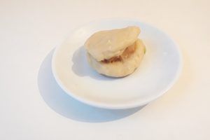 Galletas con Lacasitos rellenas de mantequilla de maní.