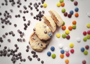 Galletas con Lacasitos y chispas de chocolate.