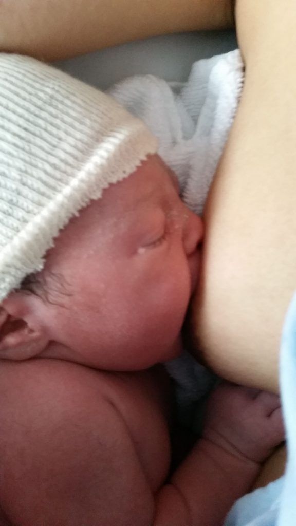 Ha nacido una Reina, su primer contacto con la tetita.