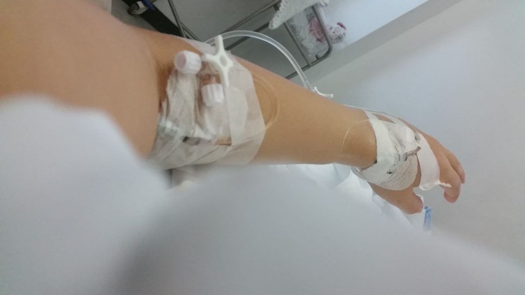 Cables por aquí, cables por allá.