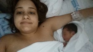 Sin ojeras ni color de labios pero con mi bebé.