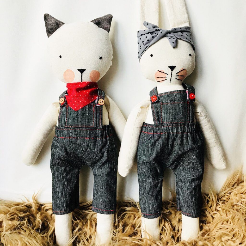 Pareja de muñecos hechos de Ernestina. 