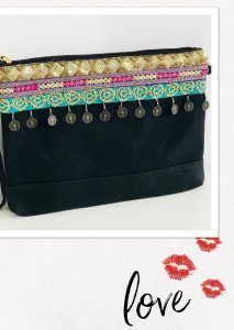 Bolso de mano negro de Kpazos Barcelona.