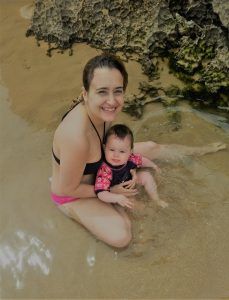 Disfrutando de la playa pero protegida del sol.