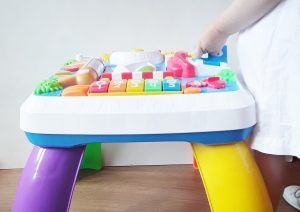 Fisher Price. Victoria jugando con la mesa.