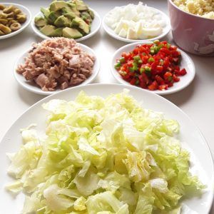 Ingredientes para la ensalada, ya cortados.