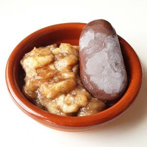 Plátano con canela acompañado por un helado de chocolate.