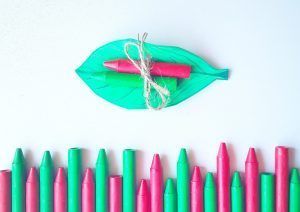 Hoja de goma Eva con lápices de cera. 