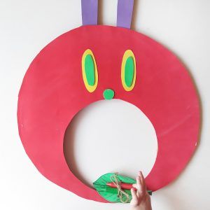 Por la boca se meten las frutas. 