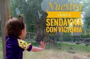 Título y Victoria viendo animales.