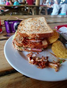 Mi sandwich de pollo con nachos.
