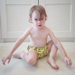 Con su pantalón de aprendizaje haciendo "monadas".