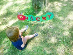 Nombre de cartulina y palos de helado.