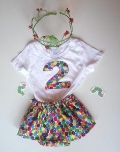 Cubrepañal con volante, camiseta personalizada y corona de Blue Kahlo.