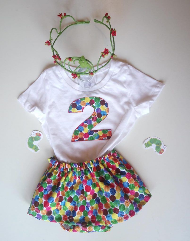 Cubrepañal con volante, camiseta personalizada y corona de Blue Kahlo. 