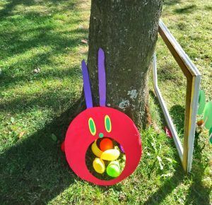 Alimentando a la oruga.