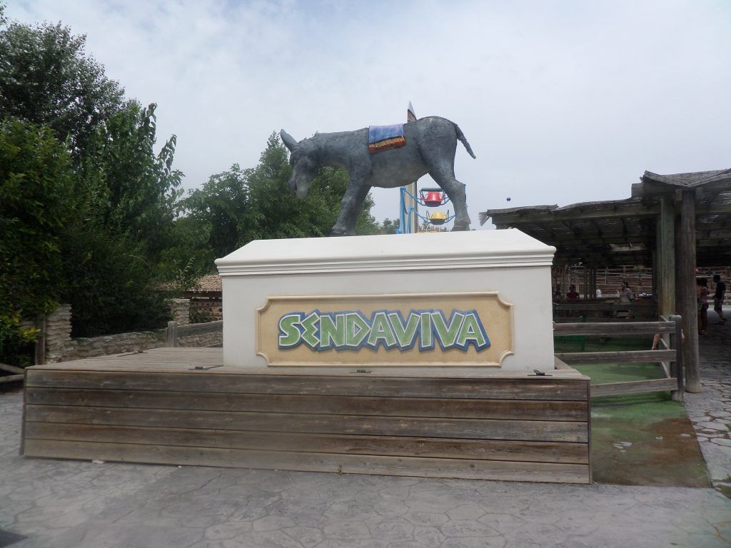Sendaviva. Burro mascota del parque.