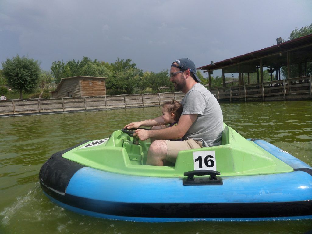 Barcos chocones. Victoria se la pasó genial.