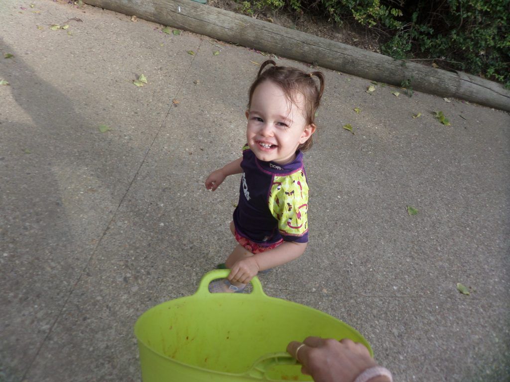 Ayudando a llevar un cubo de comida para los animales. 
